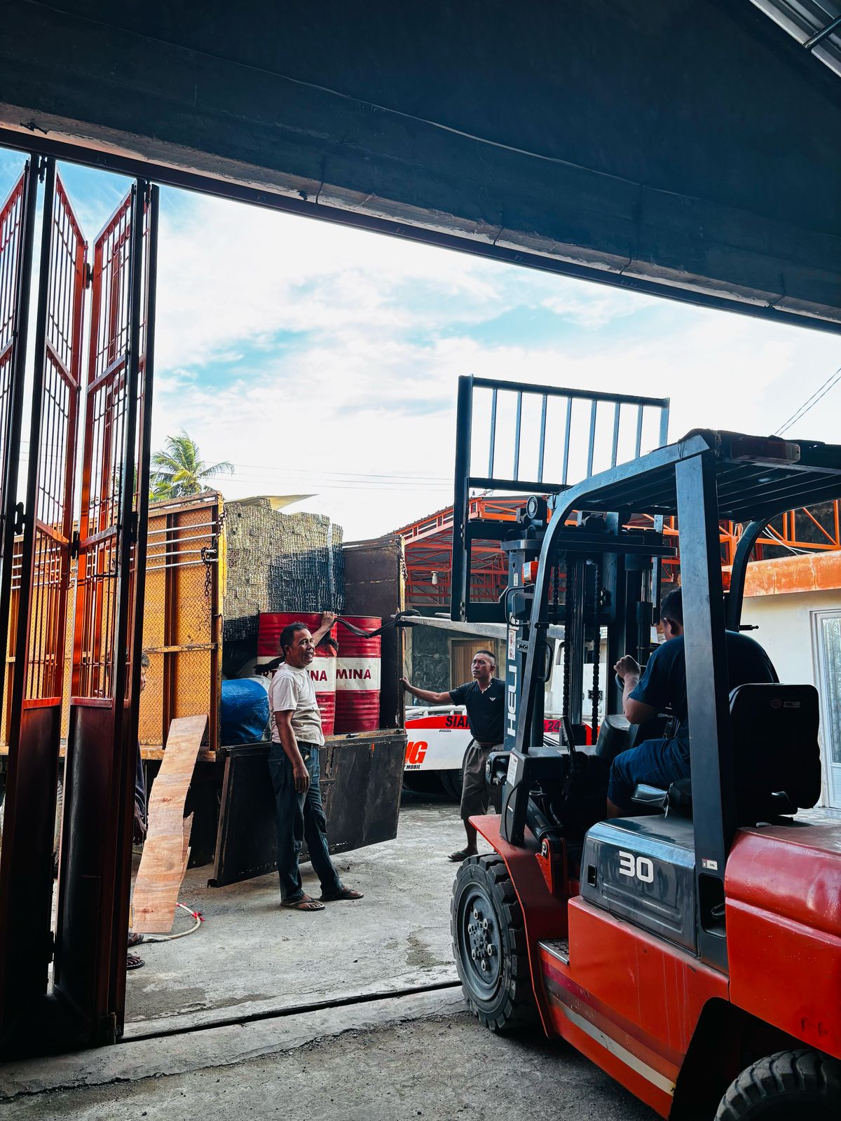 PENGIRIMAN OLI PERTAMINA DRUM KE KONSTUMER DI GORONTALO PENGIRIMAN OLI PERTAMINA DRUM KE KONSTUMER DI GORONTALO