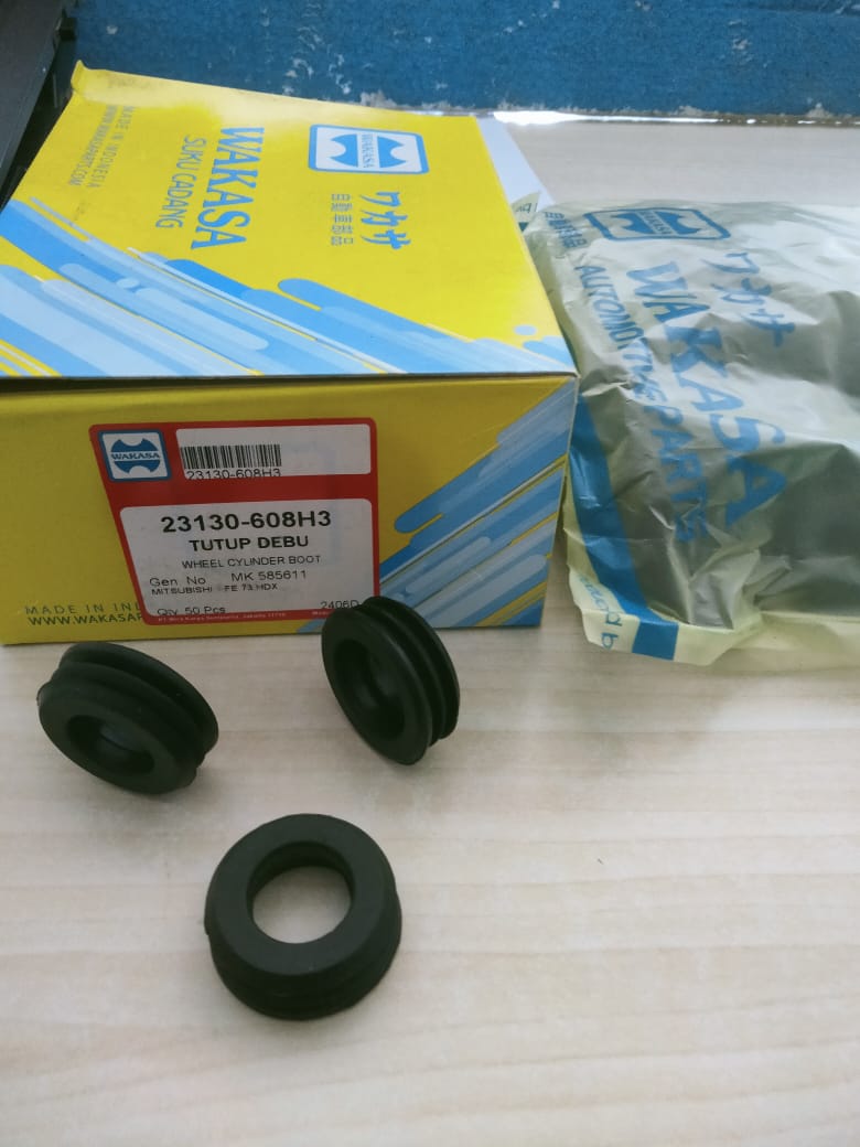 KARET TUTUP DEBU BELAKANG MERK WAKASA UNTUK CANTER 136 HDX PN 23130-608H3