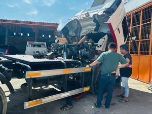 BENGKEL BSM PARST MELAYANI JASA MAINTANANCE RUTIN DAN PARTS HINO HEAD TRAKTOR PELANGGAN EKSPEDISI