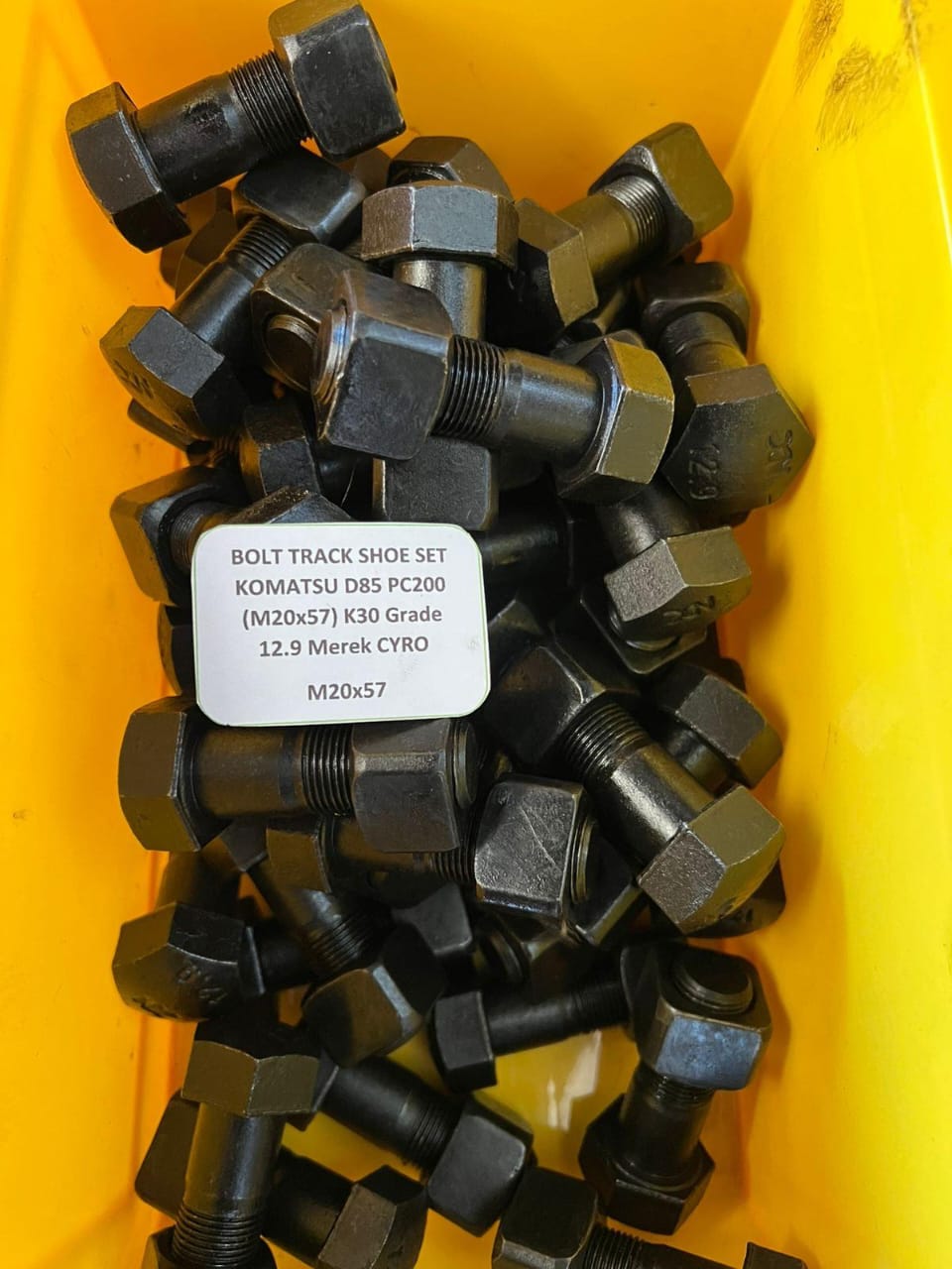 BOLT TRACK SHOE SET KOMATSU pc 200 D85 (M20x57) K30 Grade 12.9 Merek CYRO