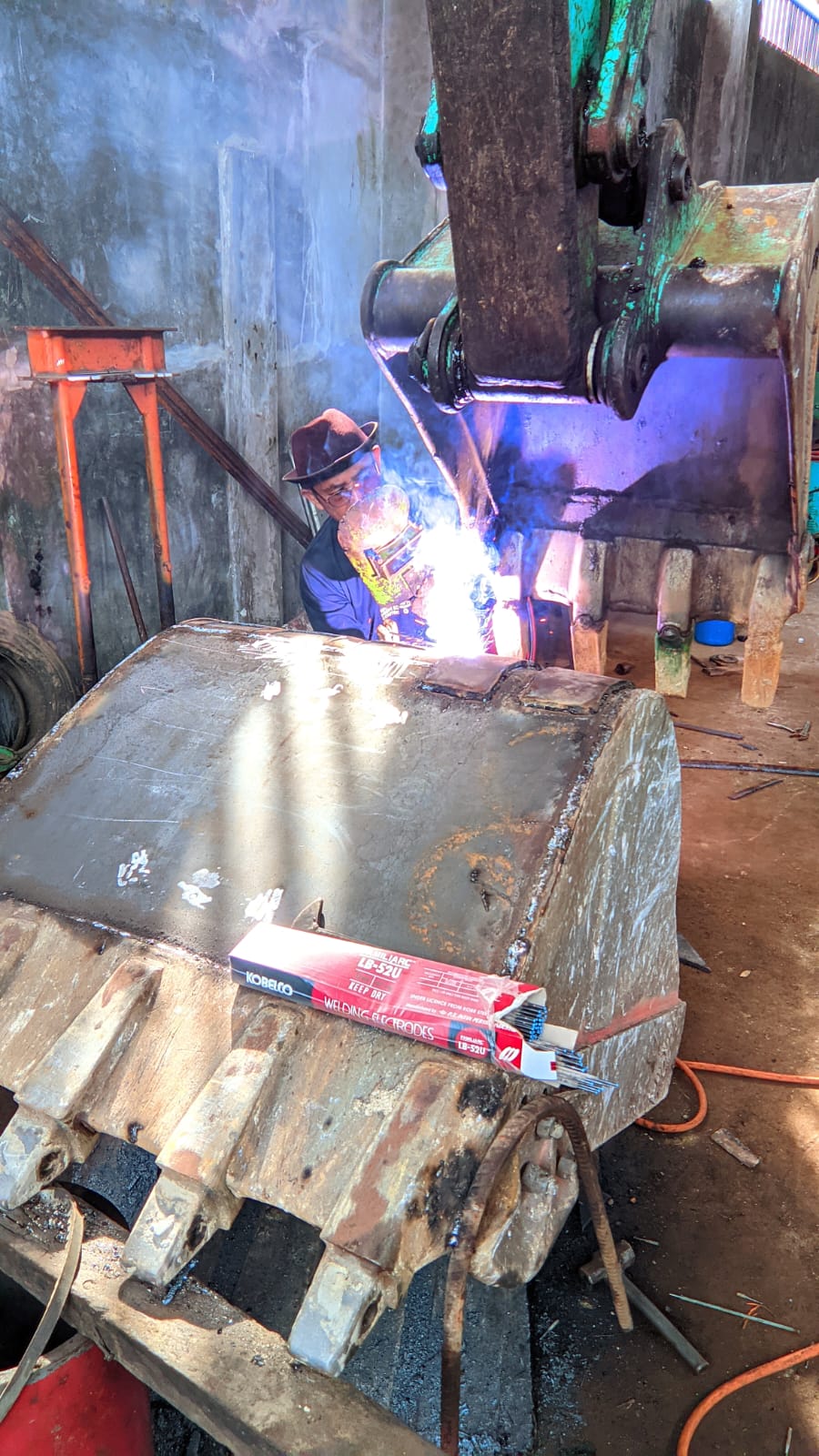 PENGELASAN REKONDISI BUCKET KONSTUMER PERUSAHAAN KONSTRUKSI