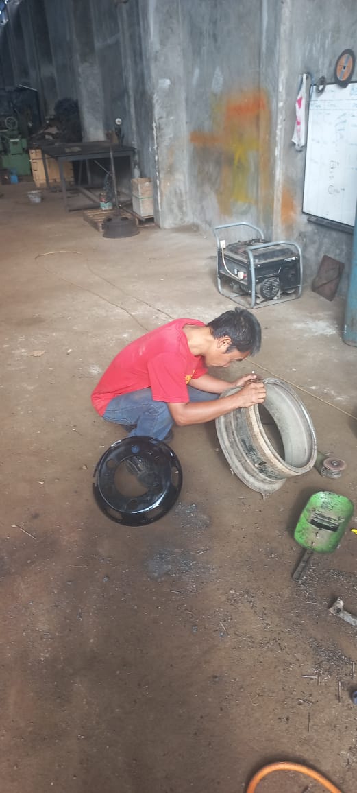 Proses Pengerjaan Service Pelek Truk Pelanggan Armada Ekspedisi