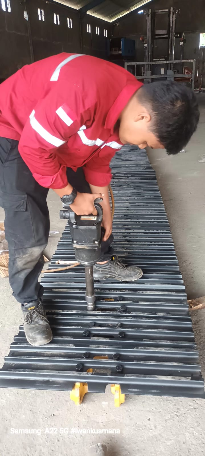 Jasa pemasangan bout track shoe dan papan shoe di track link Hitachi zaxis200 4