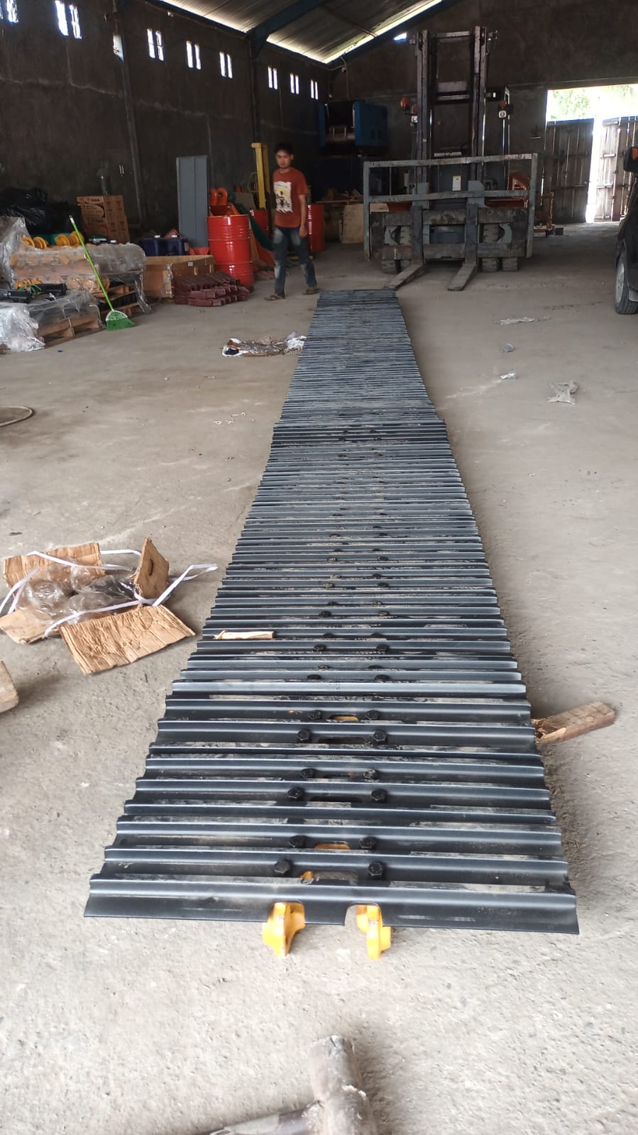 Jasa pemasangan bout track shoe dan papan shoe di track link Hitachi zaxis200 6