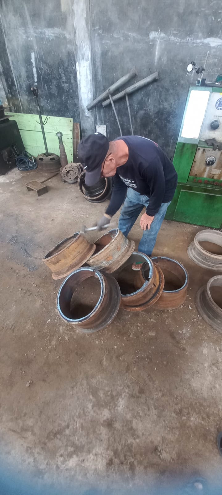 ORDERAN PELANGGAN PERUSAHAAN EKSPEDISI SERVICE GANTI TOPI PELEK