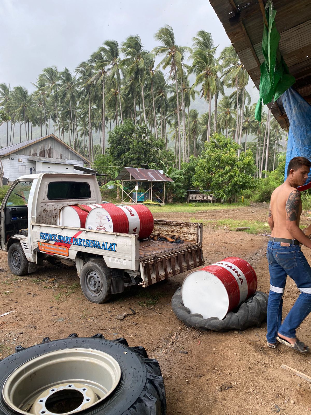 Belanja VIA WA PENGANTARAN OLI ENGINE PERTAMINA DAN BAN TRAKTOR UNTUK ARMADA PERUSAHAAN JAGUNG 2