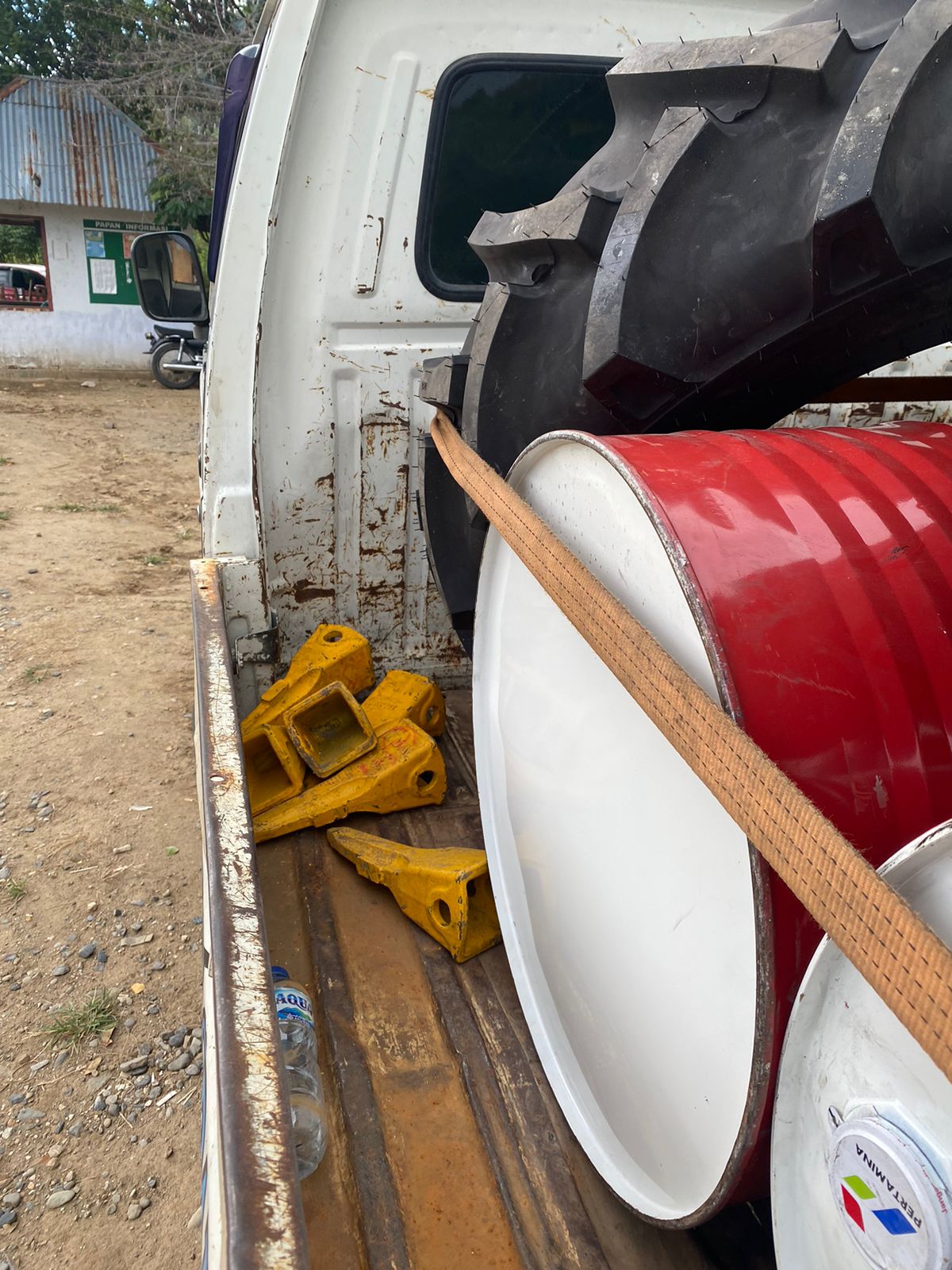 Belanja VIA WA PENGANTARAN OLI ENGINE PERTAMINA DAN BAN TRAKTOR UNTUK ARMADA PERUSAHAAN JAGUNG