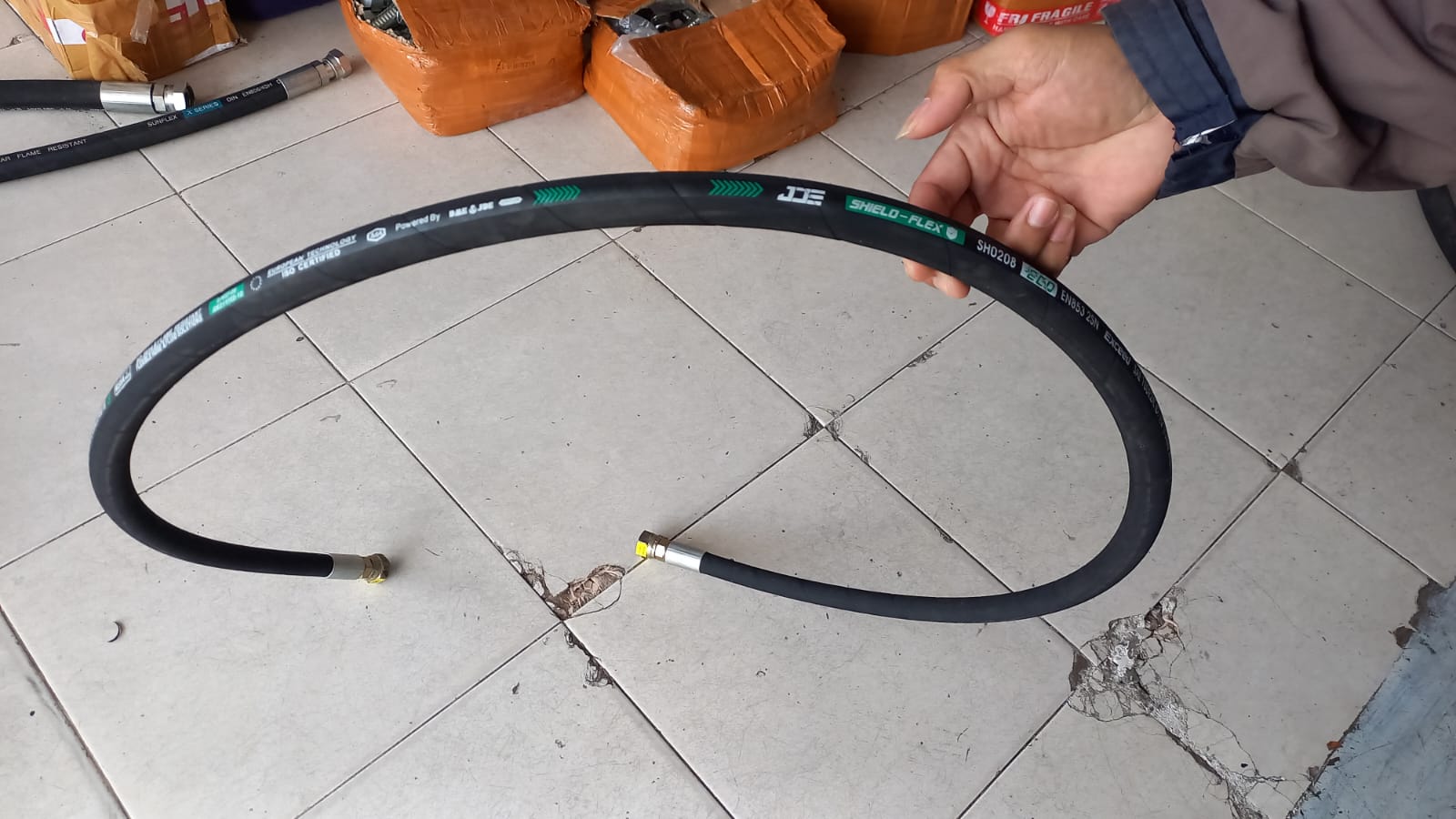 Hose Hidrolik travel Kobelco SK200-8