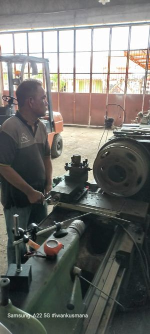 Pekerjaan Perbaikan Topi peLek Pelanggan Perusahaan Ekspedisi