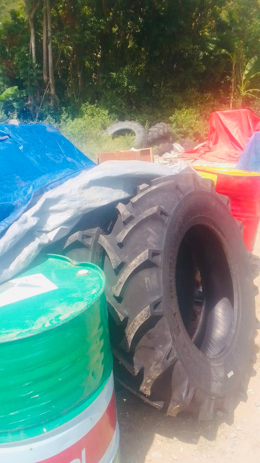 Penjualan Via WA Ban Traktor ke pelanggan perusahaan kebun Dengan Pelayanan Door to Door Service