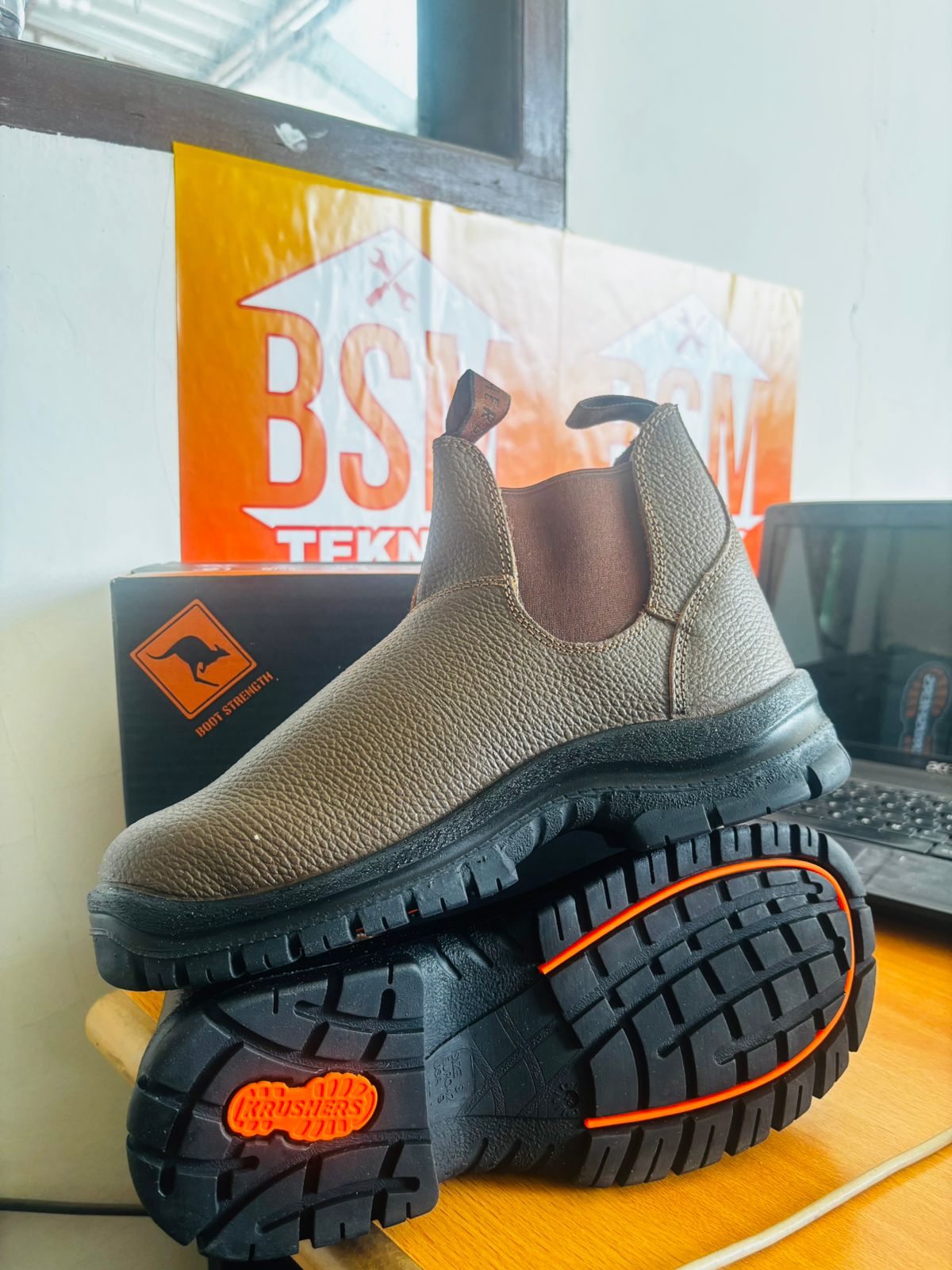 SAFETY SHOES SIZE 40 MERK Krushers WARNA COKLAT MUDA