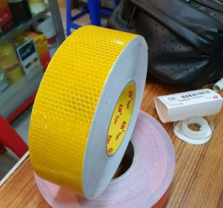 SCOTLIGHT STIKER REFLEKTOR KUNING PEMANTUL CAHAYA 5CMX100CM KM TAPE