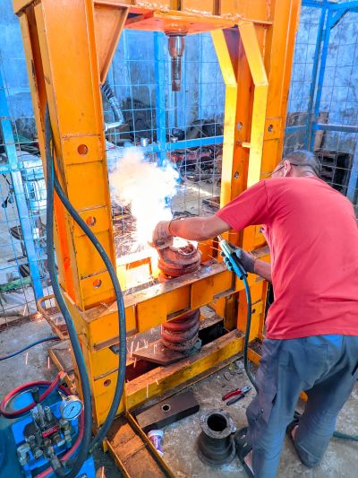 JASA BENGKEL PENGELASAN BLANDER Yoke Spring adjuster EKSAVATOR GORONTALO